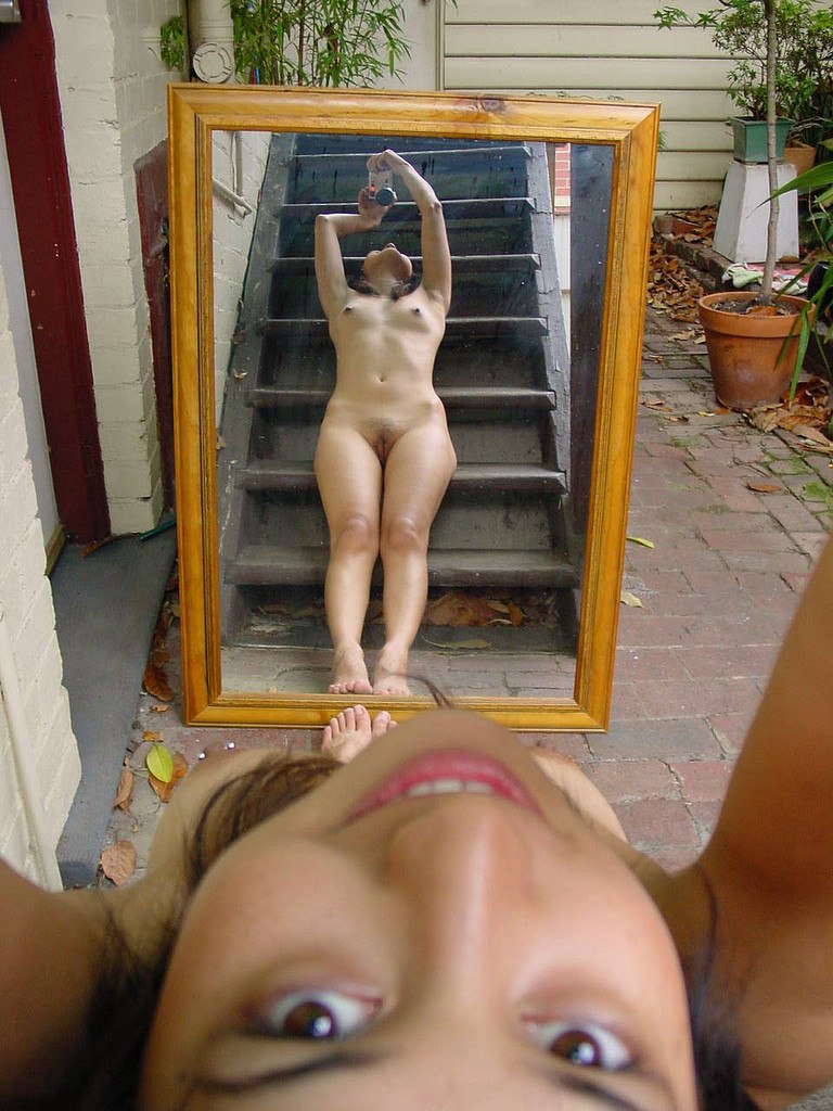 Порно картинки Откровенное фото напротив зеркала скачать бесплатно