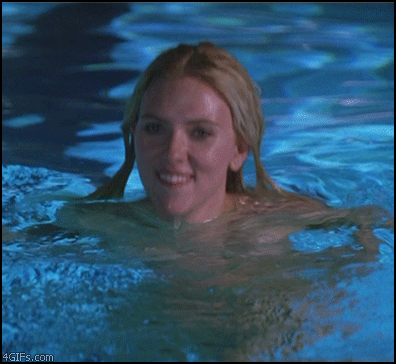 Блондинка в бассейне