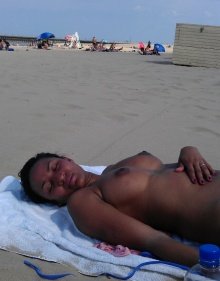 Уснула на пляже без лифчики